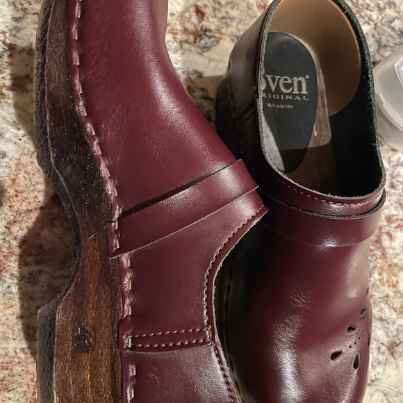 Sven Leaf Punch Closed Back Clogs in Mahogany - Picture 2 of 6